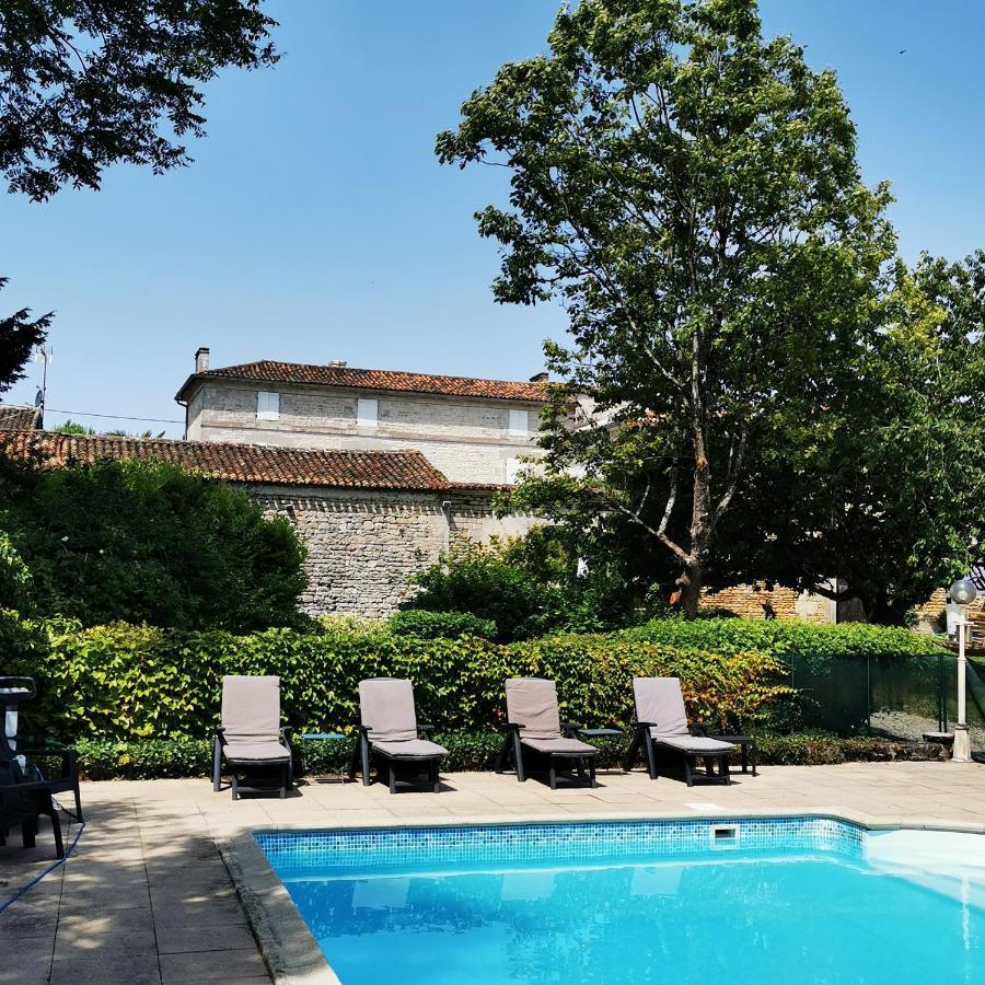 Gite Le Bonheur Hiersac Exterior foto