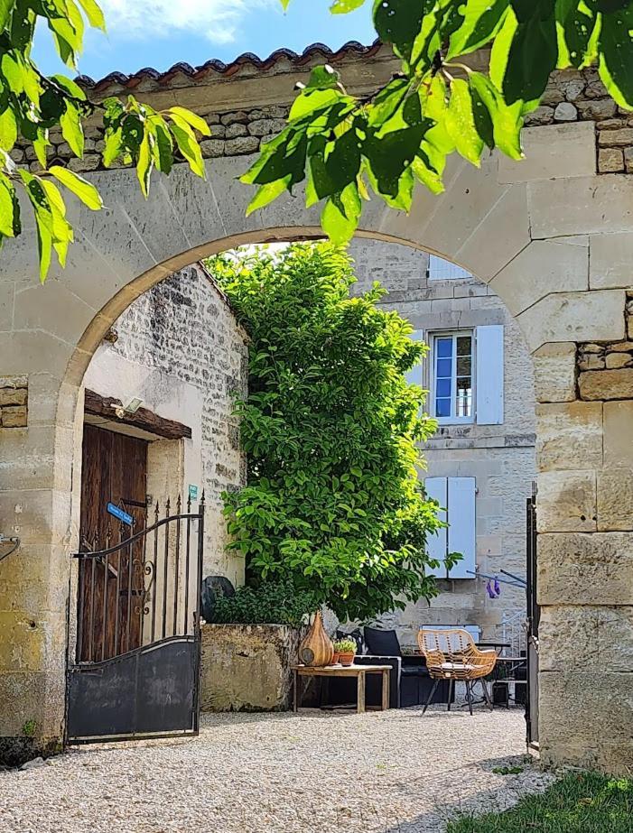 Gite Le Bonheur Hiersac Exterior foto